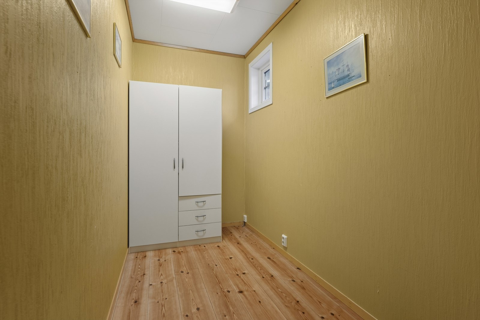 I tilknytning til entréen ligger en praktisk innvendig bod med luke til kaldloft. Galleribilde