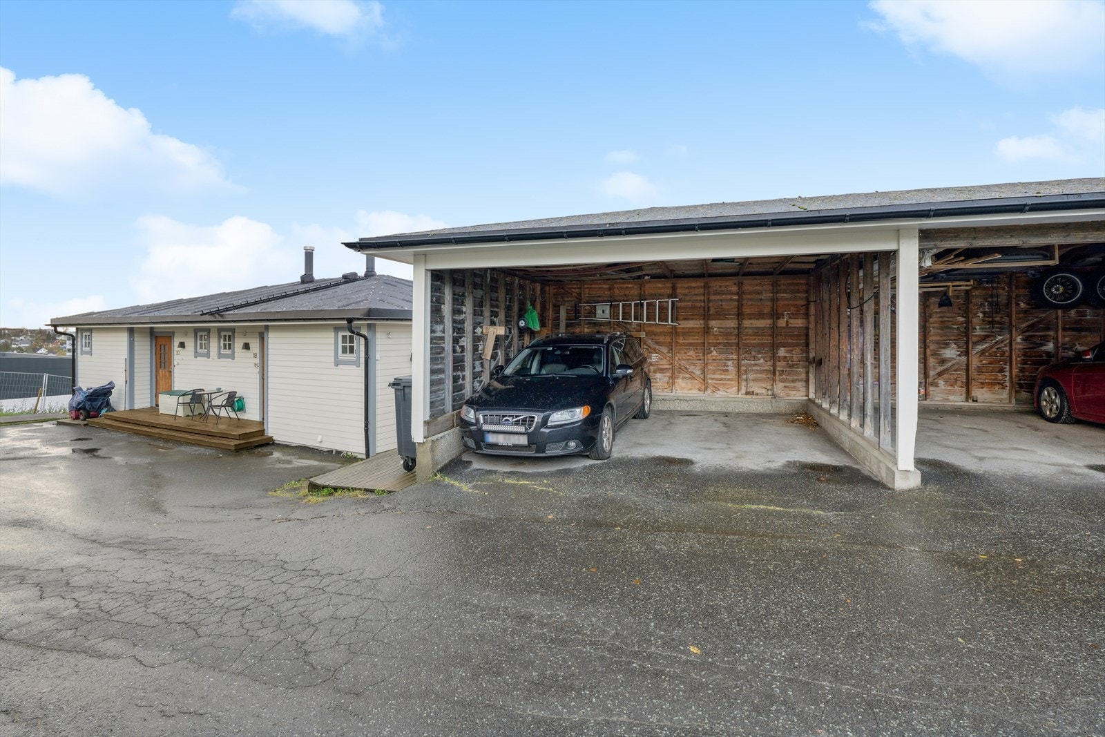 Eiendommen disponerer en fast carportplass i felles parkeringsgarasje fra 2003. Galleribilde