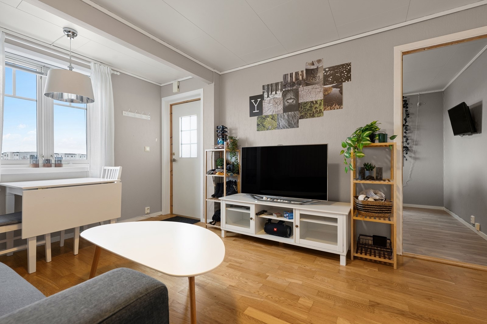 Rommet er lyst og har plass til både en liten sittegruppe og TV-løsning. Galleribilde