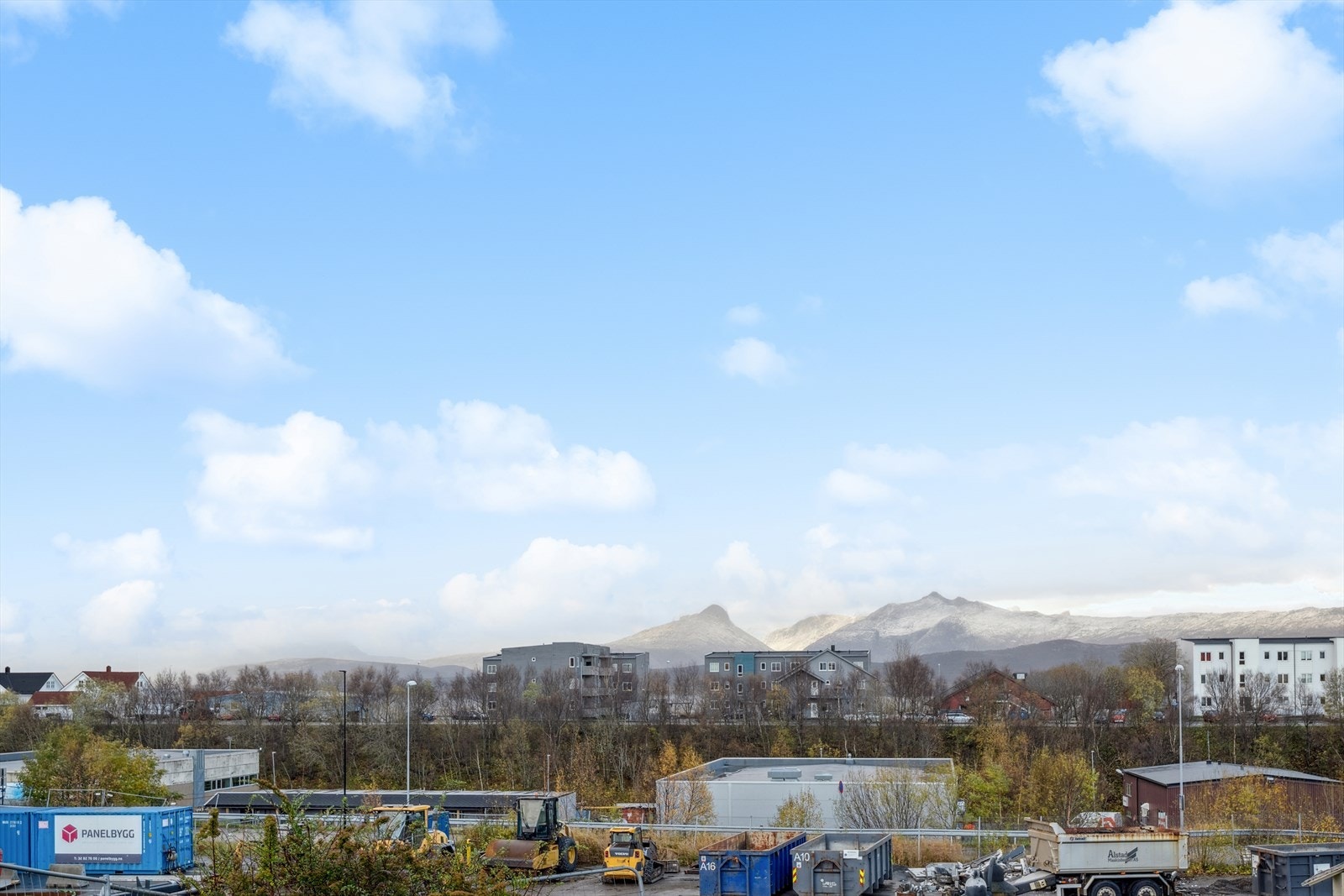 Dagligvarehandler som Rema 1000 og Bunnpris ligger i gangavstand, mens City Nord er kun en kort kjøretur unna. Galleribilde