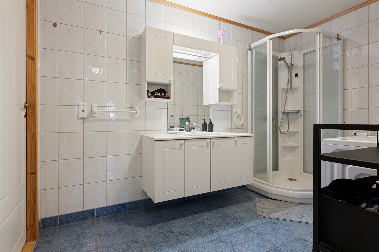 Romslig bad/vaskerom med fliser på gulv og vegger, samt gulvvarme. Galleribilde