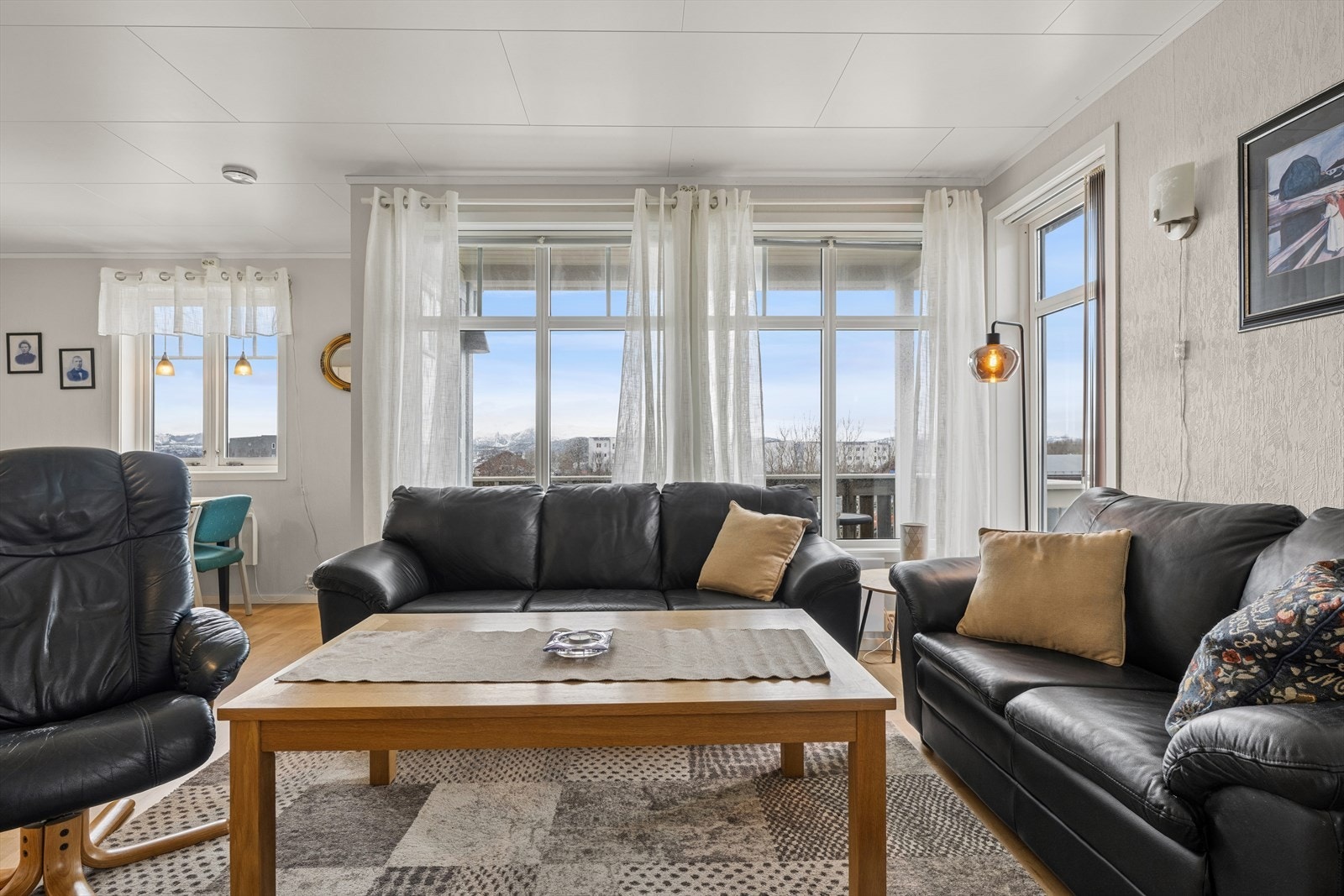 Stuen har god plass til en romslig sofagruppe og nyter godt av lysinnslipp fra store vindusflater. Galleribilde