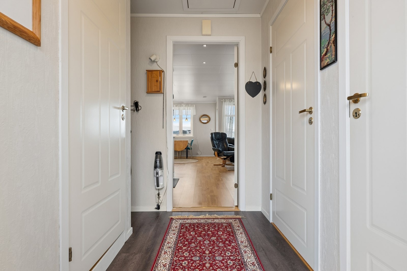 Fra entréen åpner boligen seg opp mot stuen og kjøkkenet. Galleribilde