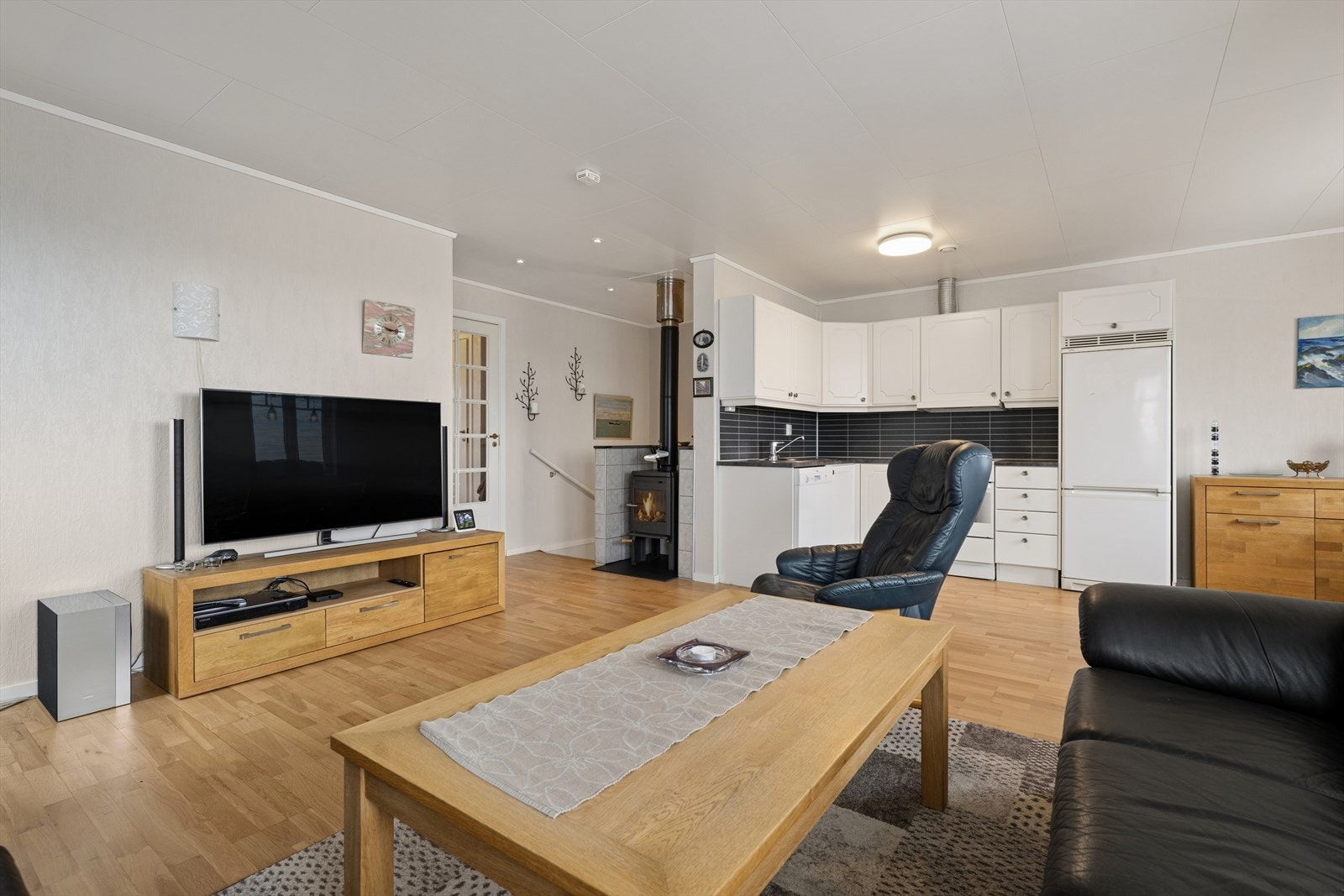 Her er det god plass til både sofagruppe og spisebord. Galleribilde