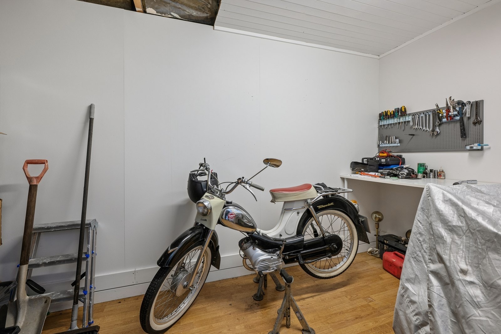 Ved inngangspartiet er det en praktisk, isolert utebod, oppført i 2003. Galleribilde