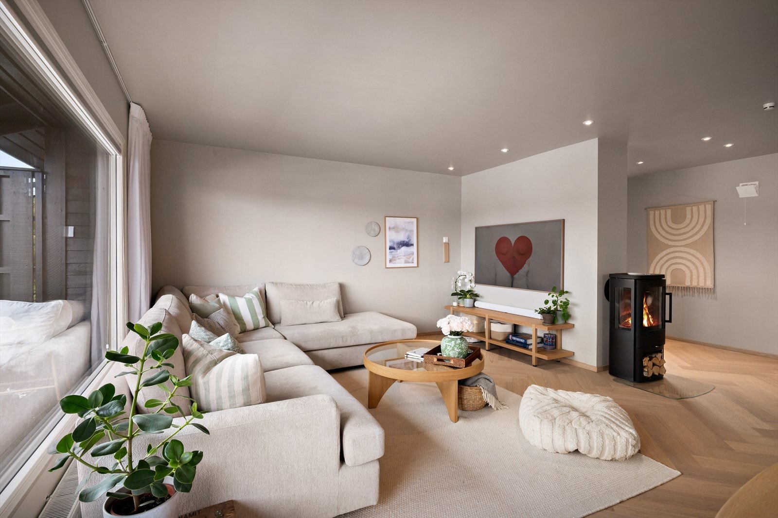 Rommet har fin utforming med naturlige soner for sofagruppe, tv og spisebord. Galleribilde