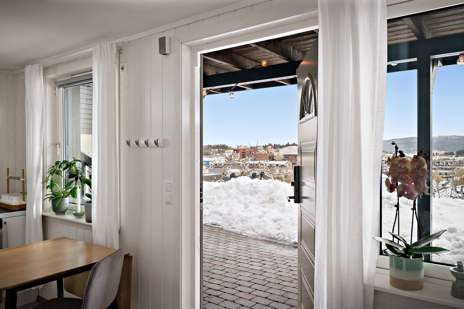 Egen inngang fra nedsiden av huset. Galleribilde