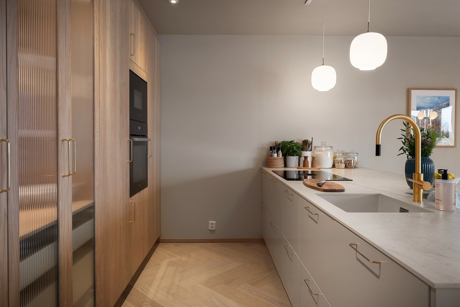 Kjøkkenet er spesialtilpasset med smarte løsninger og gjennomtenkt design som både er praktisk og lekkert på samme tid. Galleribilde