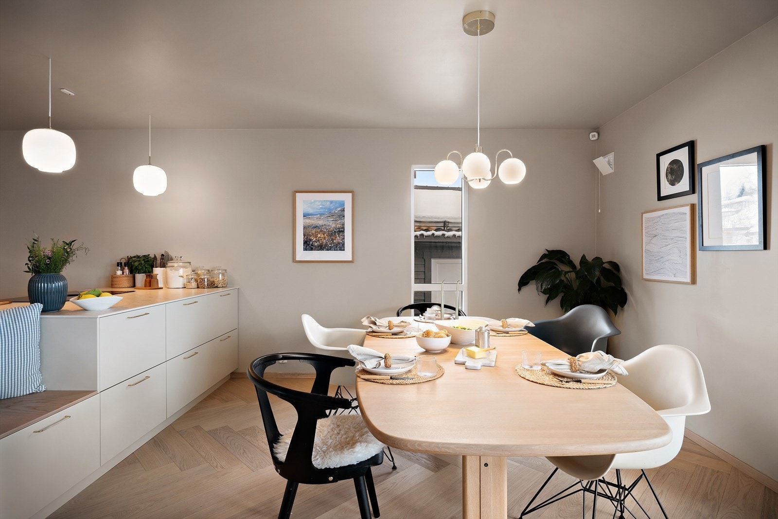 Vegger og tak er malt i varm beigetone som enkelt tilpasses din stil. På gulvet er det lekker fiskebeinsparkett. Galleribilde