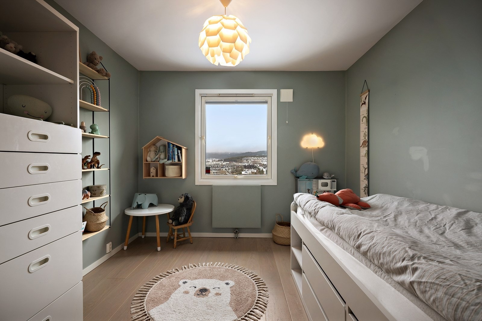 Begge rommene er malt i lune farger, og har fin løsning med plass til seng, skap og evt. skrivebord for lekser. Galleribilde