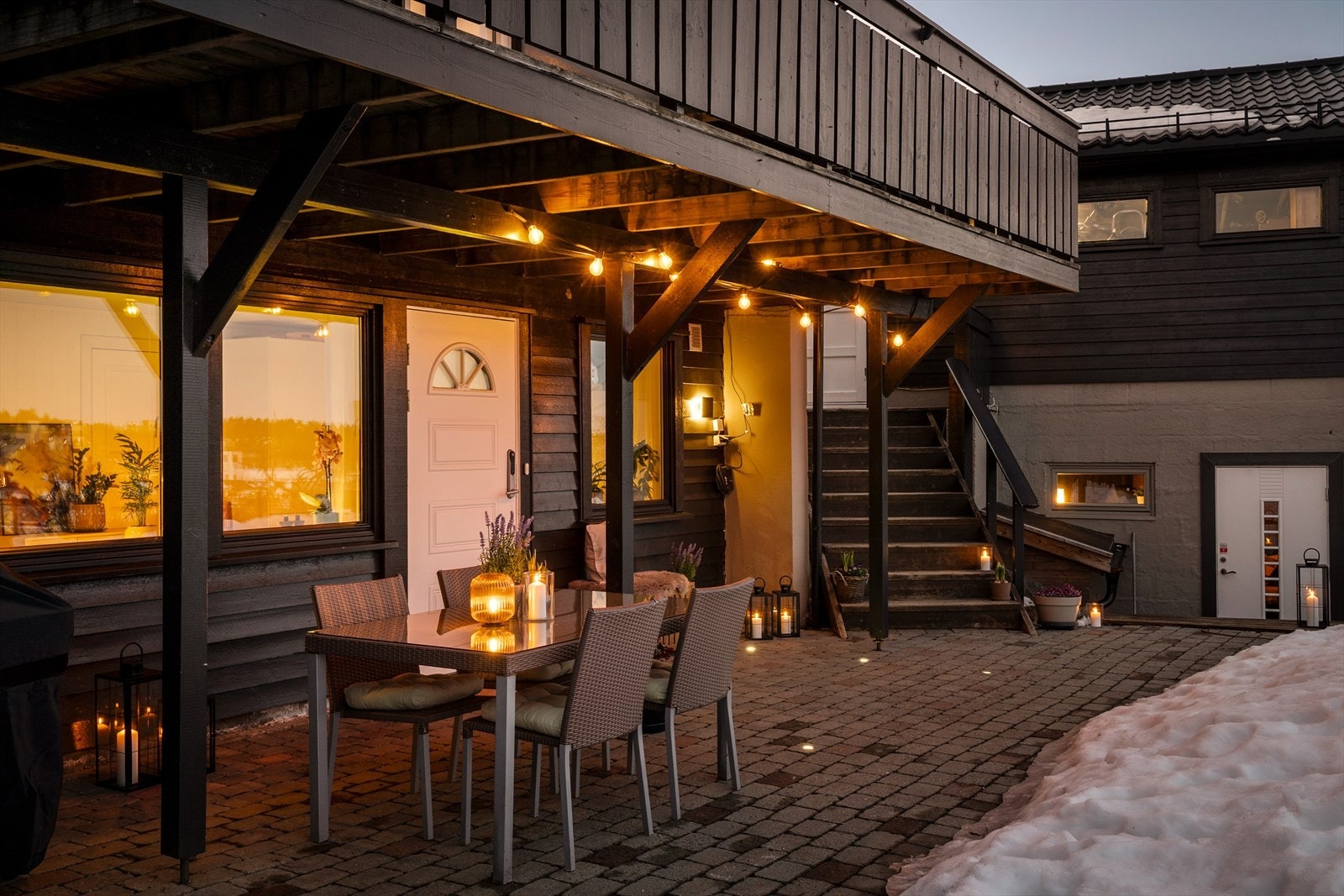 Hybelen i u.etg har egen uteplass som er overbygd av verandaen over. Galleribilde