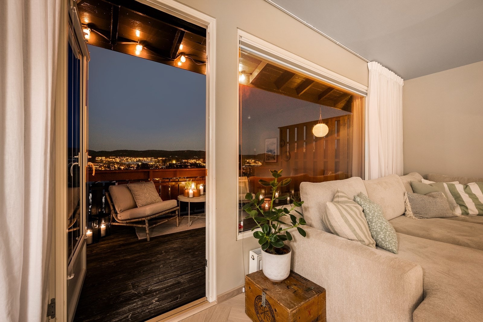Fra stue/kjøkken er det utgang til hyggelig veranda med fin utsikt og morgensol. Galleribilde