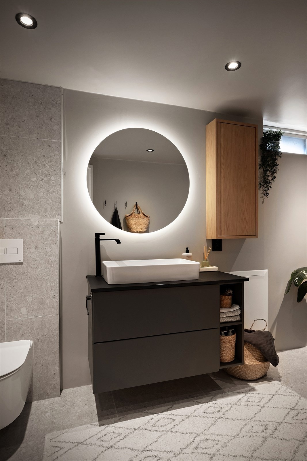 Badet er utstyrt med innredning, speil m/lys, veggmontert wc, dusjhjørne og hendig løsning for vaskemaskinen. Galleribilde