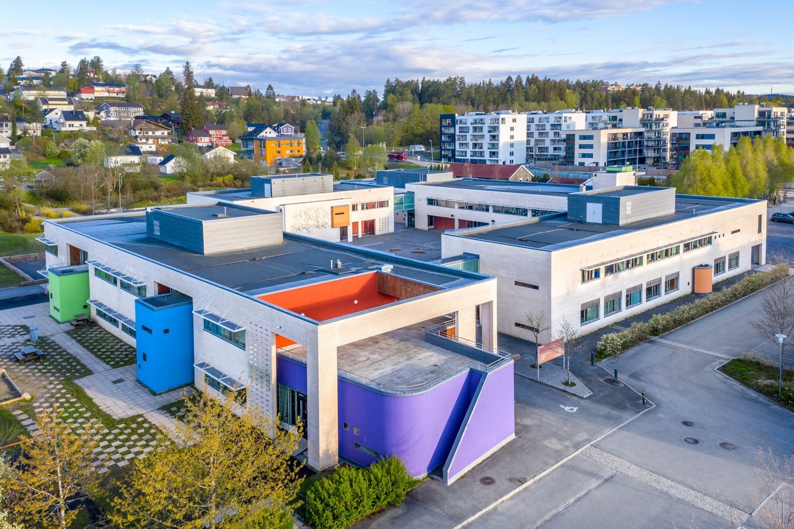 Benterud skole ligger rett ved siden av bhg. Galleribilde
