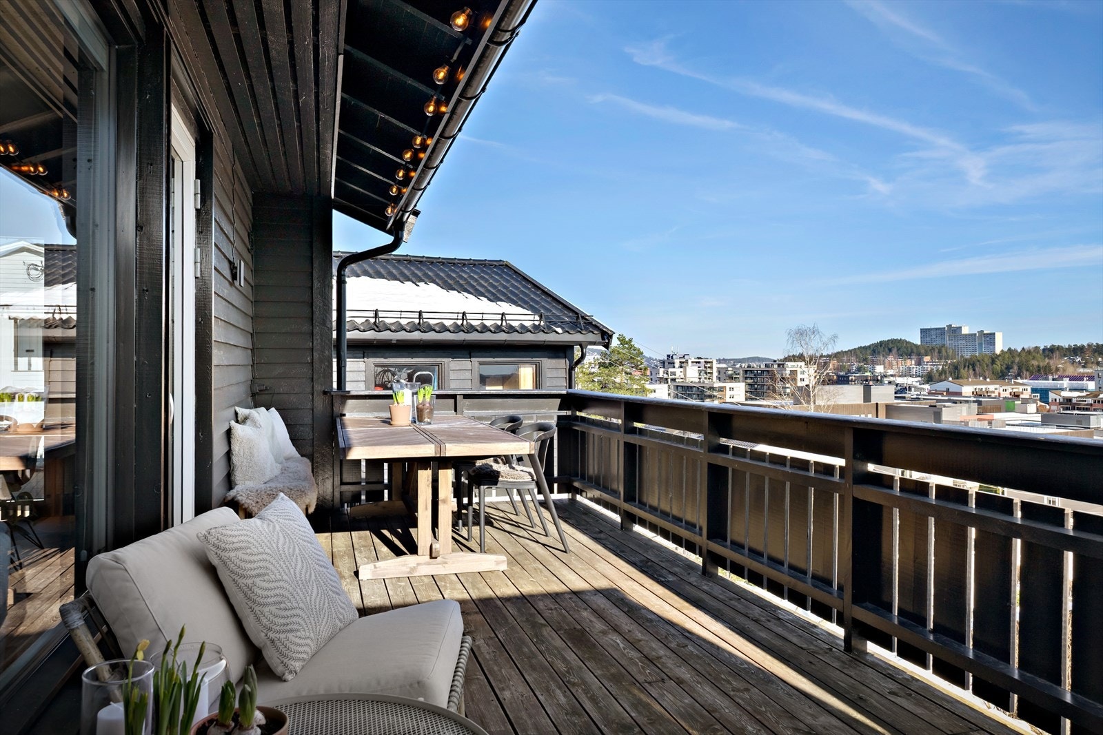 På motsatt side av huset er det også solrik uteplass som i tillegg byr på fin utsikt over nabolaget. Galleribilde