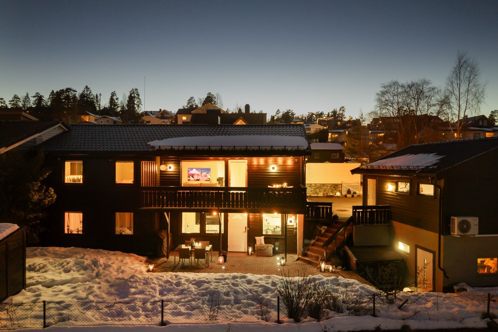 Huset går over to plan og har påkostet standard og god planløsning, hybel og dobbeltgarasje med innredet kjeller for å nevne noe. Galleribilde
