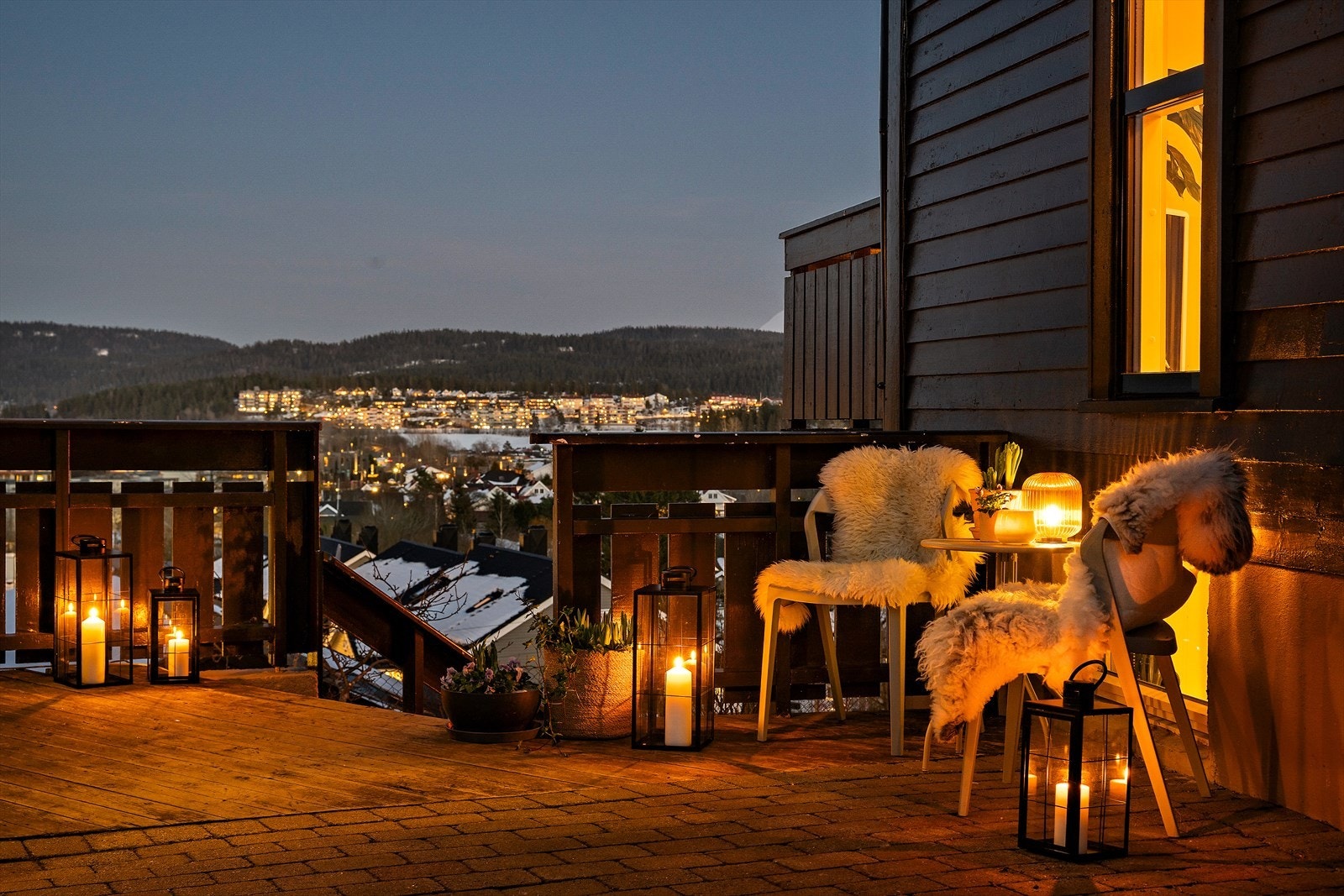 Gårdsplassen har belegningsstein og trapp ned til hybelen og kjelleren på garasjen. Galleribilde