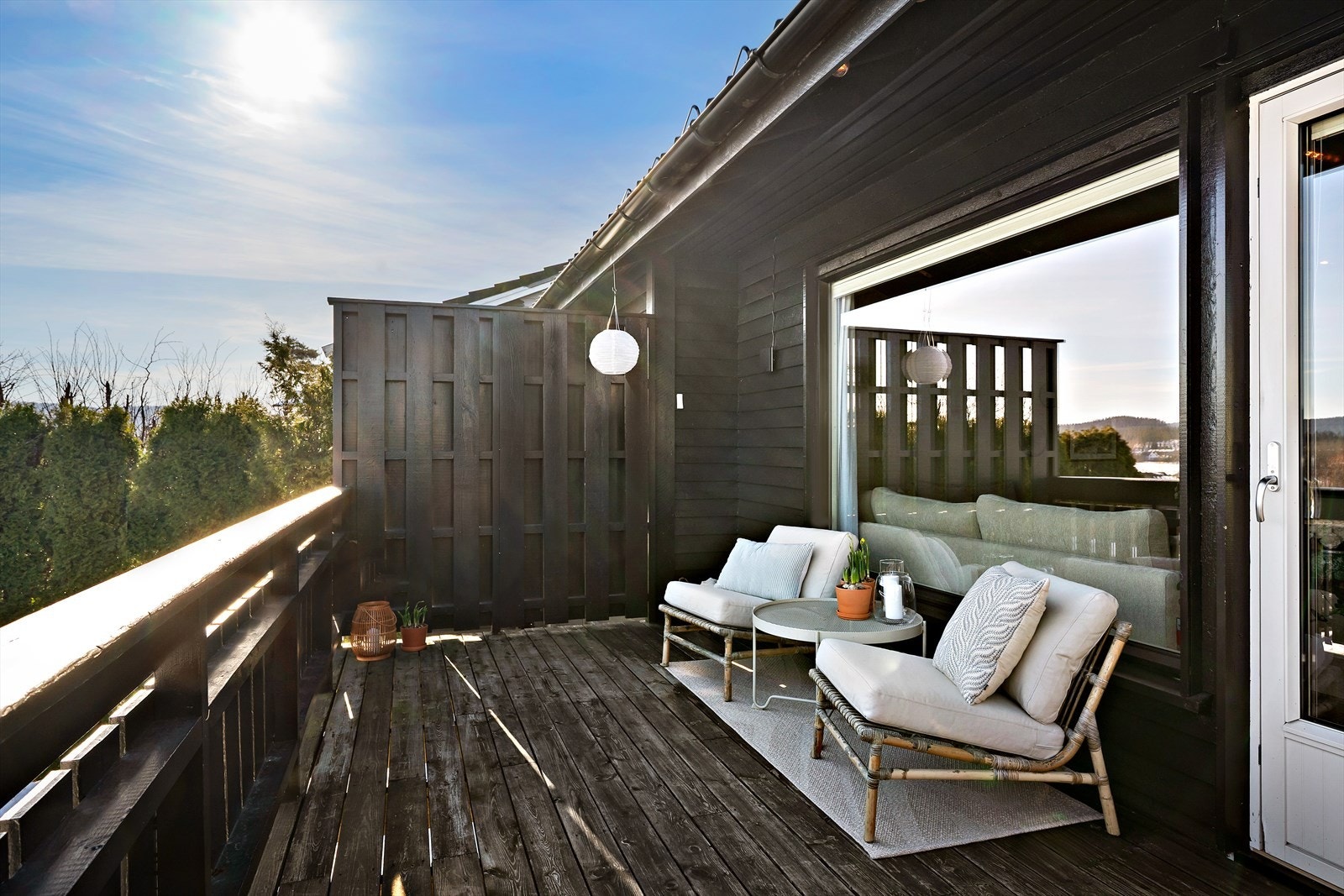 Verandaen er på ca. 18 kvm og har plass til spisebord og grill. Et koselig sted å nyte dagens første kaffekopp i morgensolen. Galleribilde
