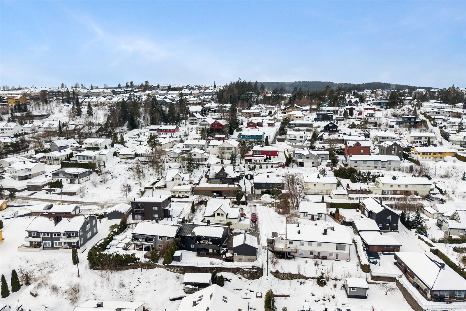I nærområdet ligger det barnehager, skole, flere lekeplasser og aktivitetsområder, nærsenter, og ikke minst turterreng for hele familien. Galleribilde