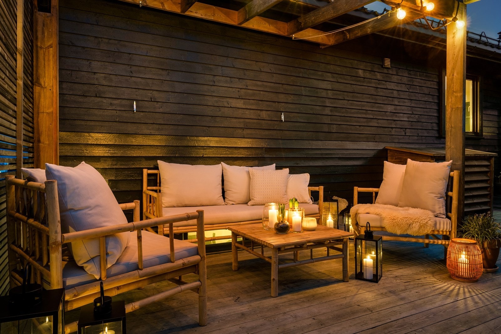 Terrassen er på ca. 43 kvm og er delvis overbygd med pergola som gir et naturlig sted for sittegruppen. Galleribilde