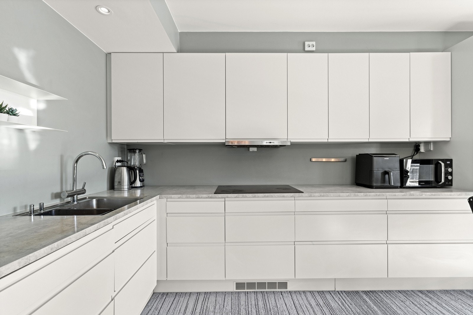 Stilrent kjøkken med innebygde hvitvarer. Galleribilde