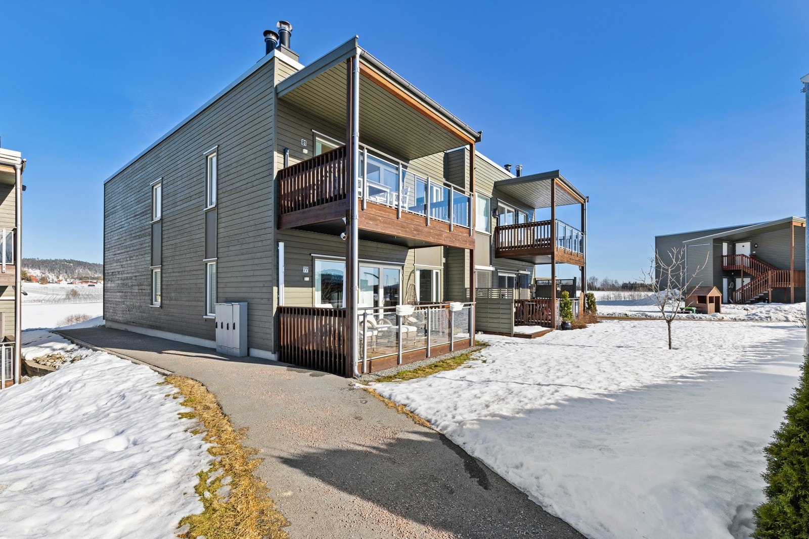 Fasade på leiligheten og terrasse vender mot syd. Galleribilde