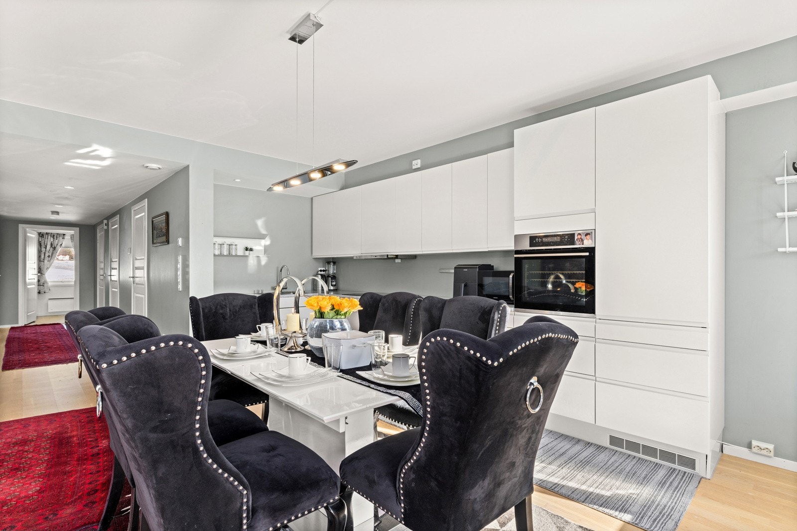 Plass til stort spisebord på kjøkken Galleribilde