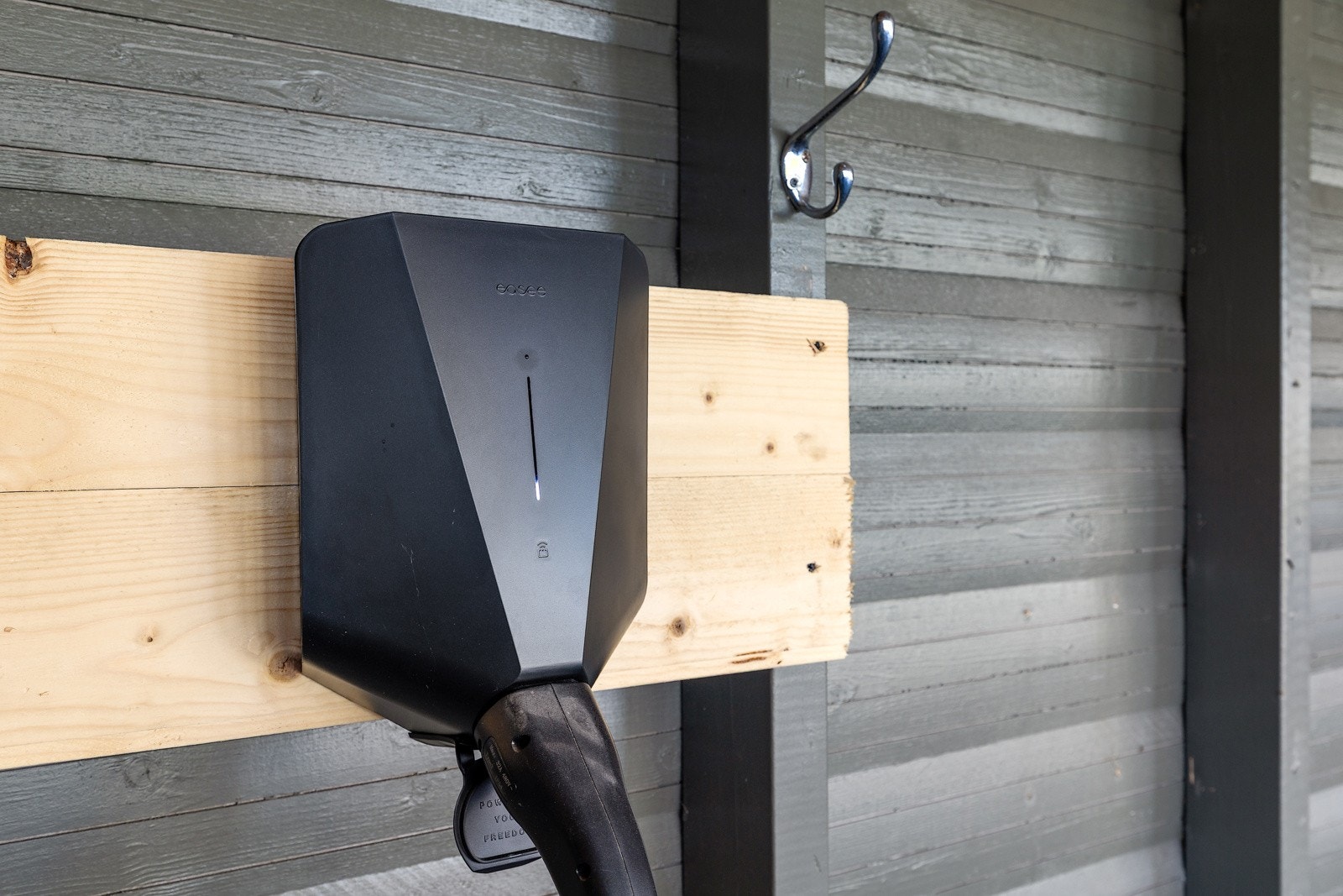 El bil lader i carport Galleribilde