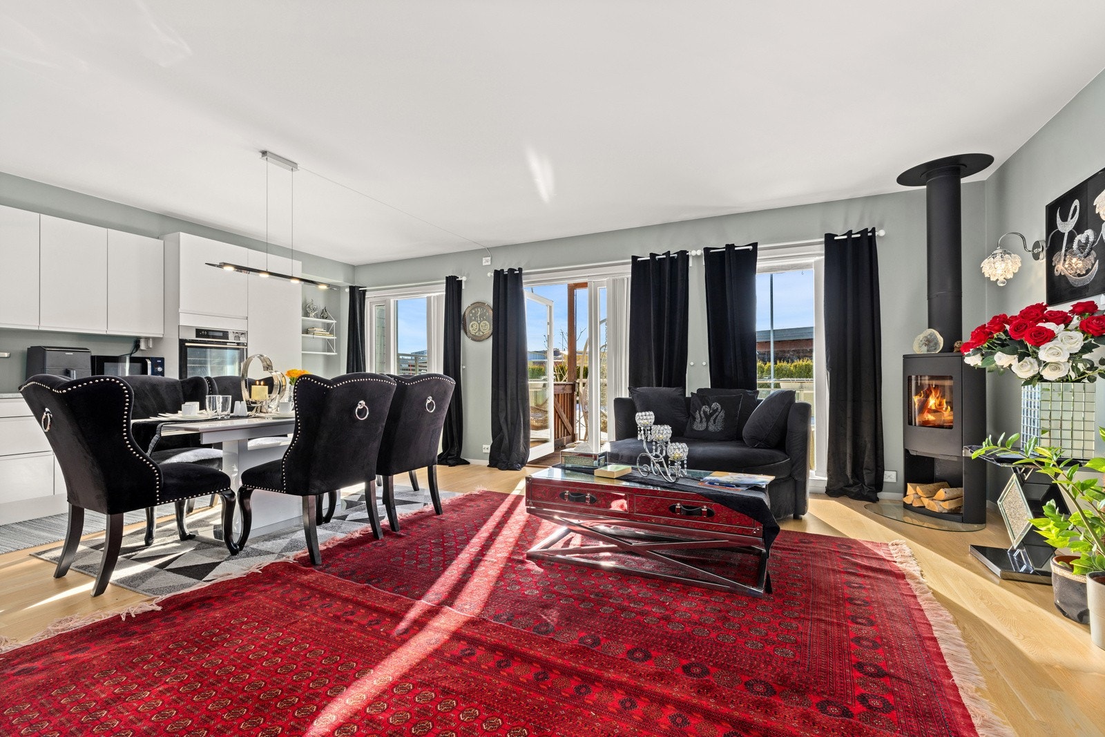 Stue med peisovn i hjørne Galleribilde