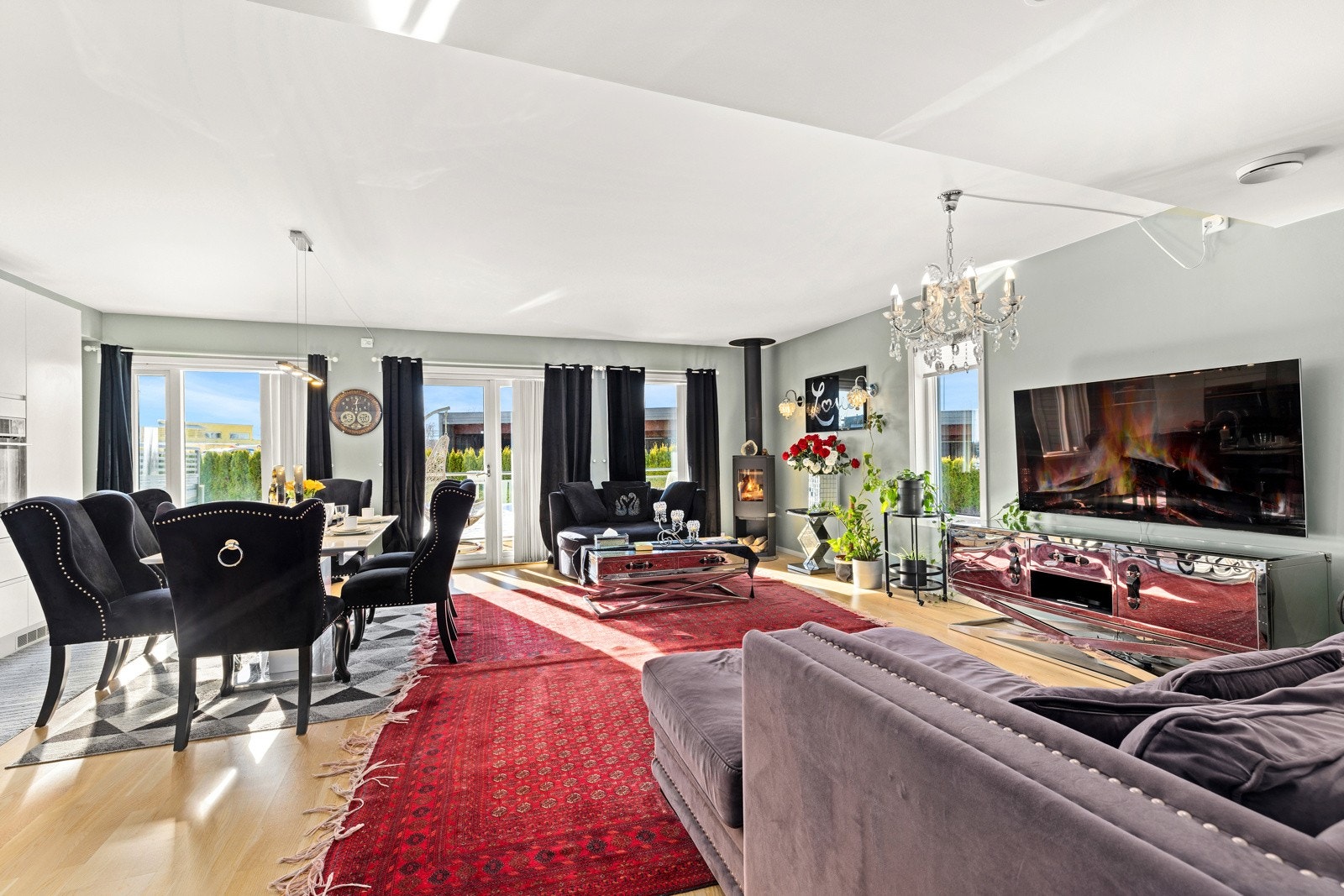 Stuen med store vinduer som gir mye lys. Galleribilde