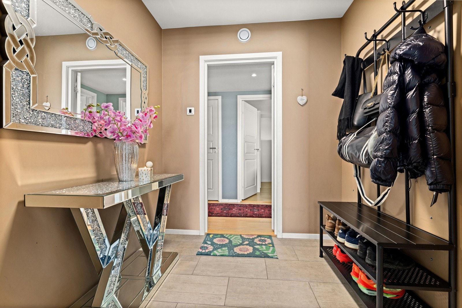 God plass til å henge fra seg klær evnt. plass til skyvedørsgarderobe. Galleribilde