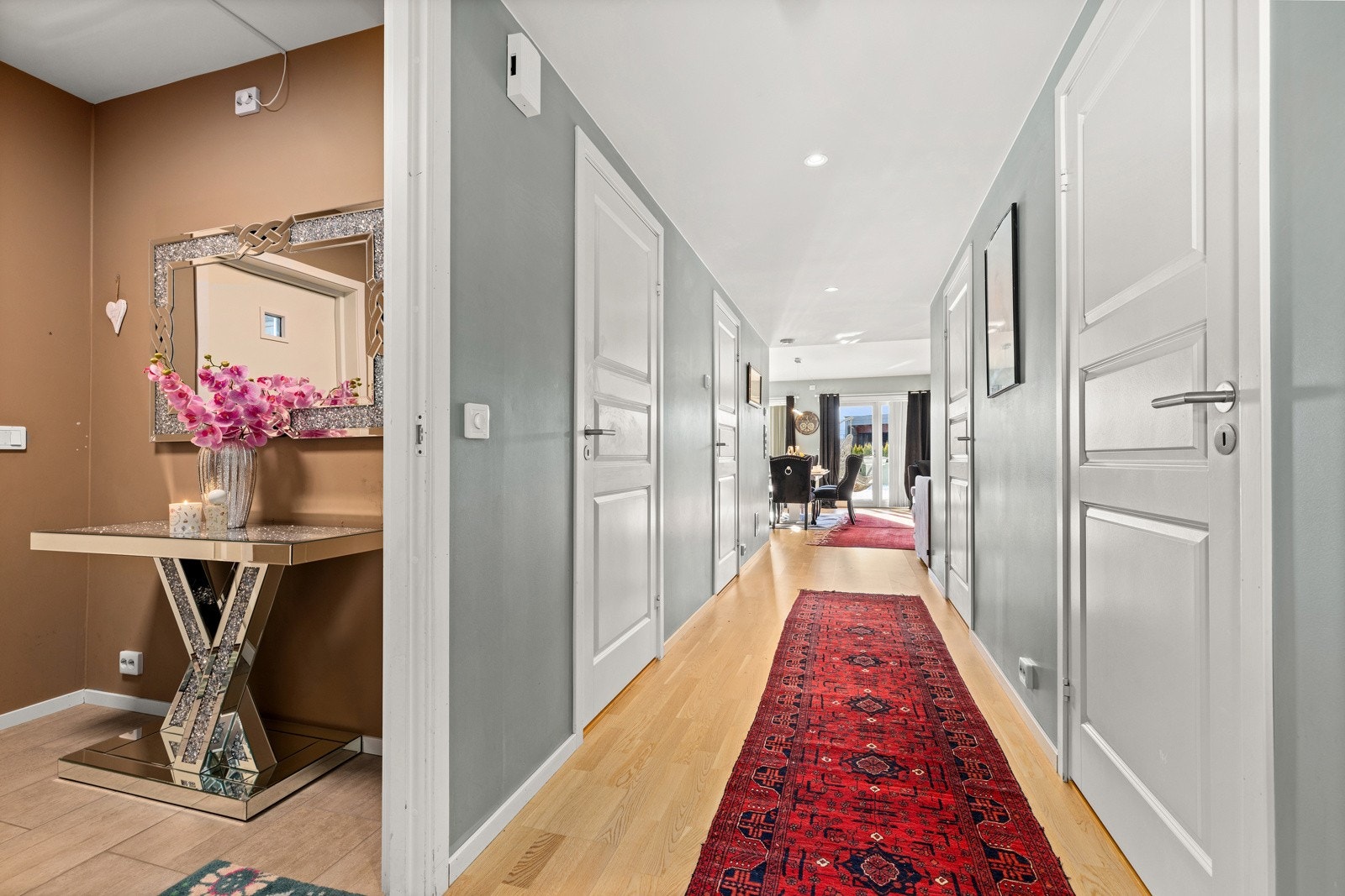 Entre til venstre og gangen med parkett og stue/kjøkken i bakgrunn Galleribilde