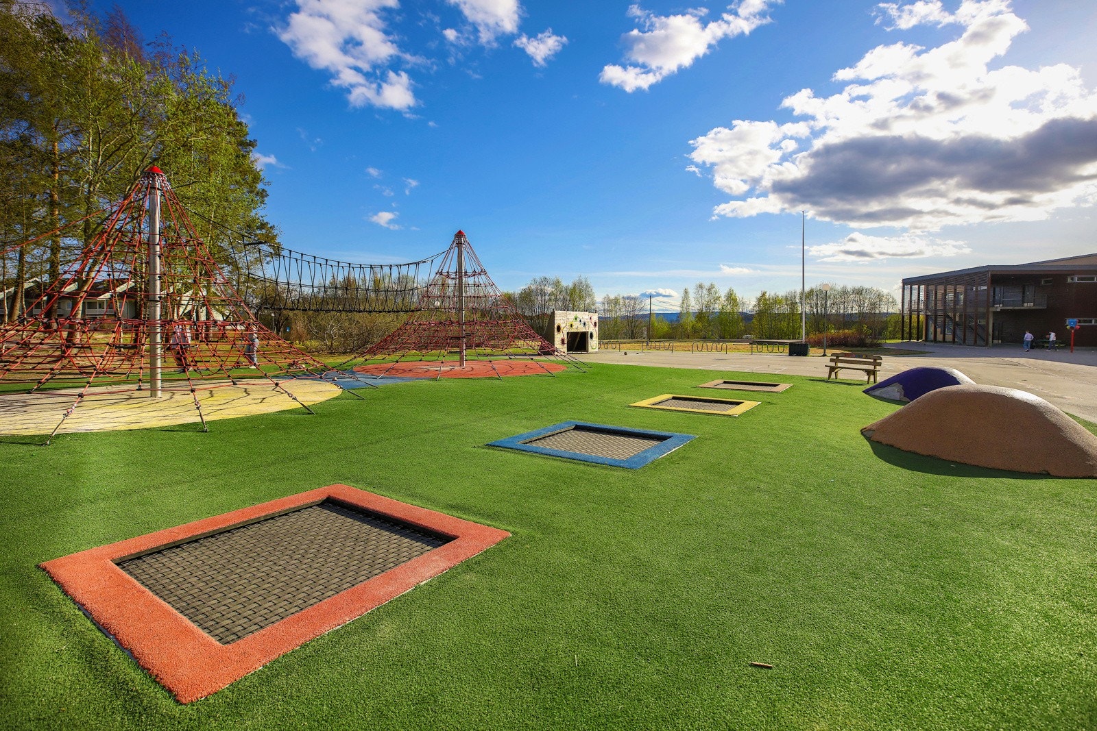 Spikkestad skole med flotte lekearealer Galleribilde