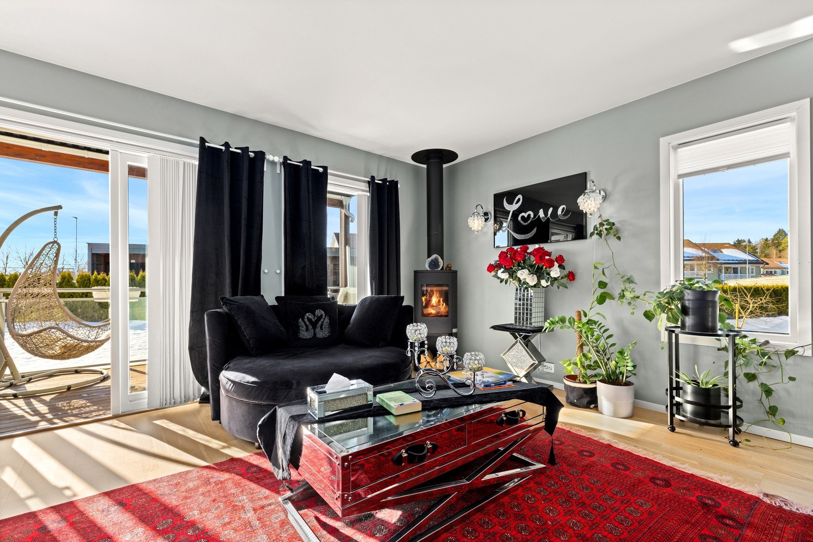 Stue med dør ut på terrasse/hage Galleribilde