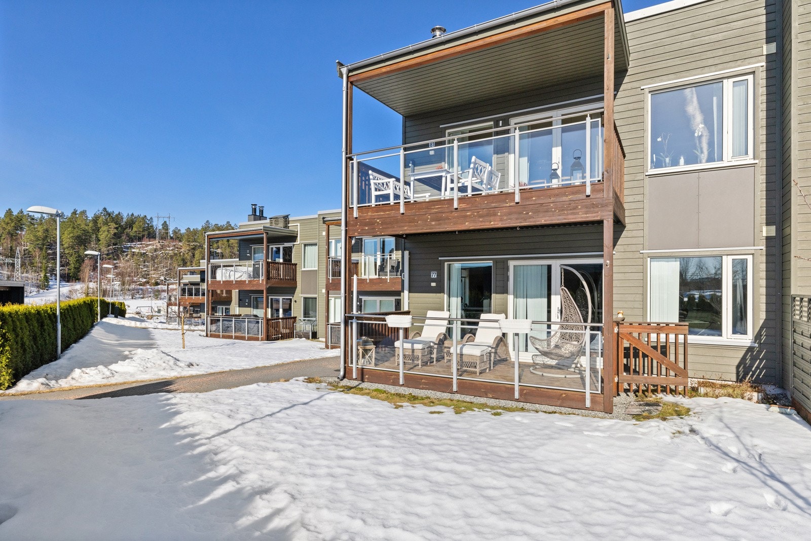 Romslig og solrik terrasse utenfor stuen, her har du også direkte utgang til terreng/plen. Galleribilde