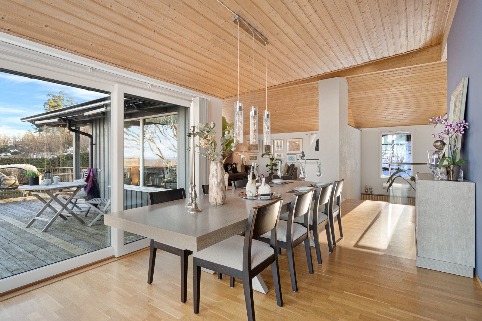 Spisestuen har direkte utgang til terrassen Galleribilde