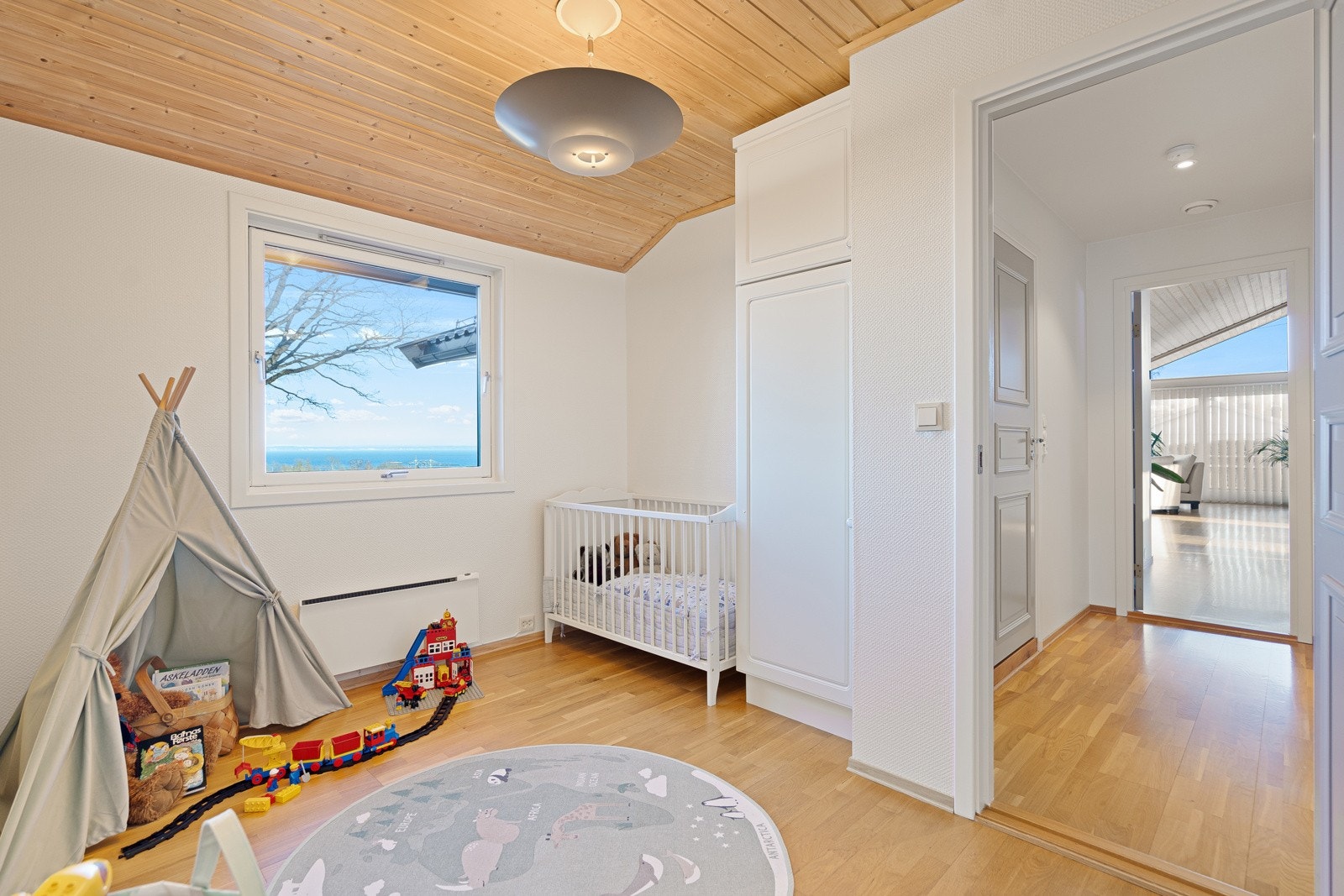 Soverom nr 2 av 2 i hovedetasjen har flott utsikt, kan også egne seg som romslig hjemmekontor Galleribilde