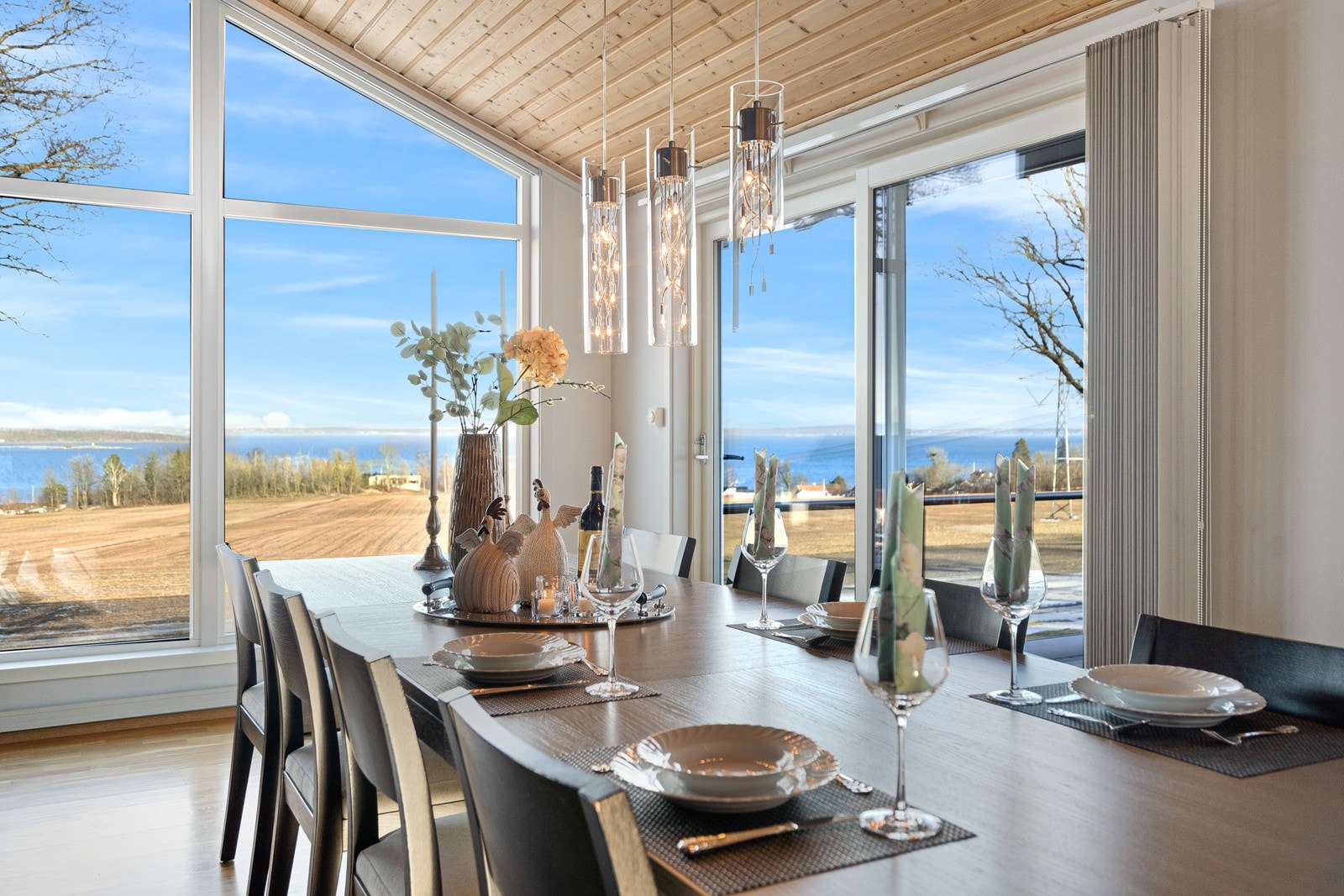 Spiseplassen er strategisk plassert ved de store og fine vinduene Galleribilde