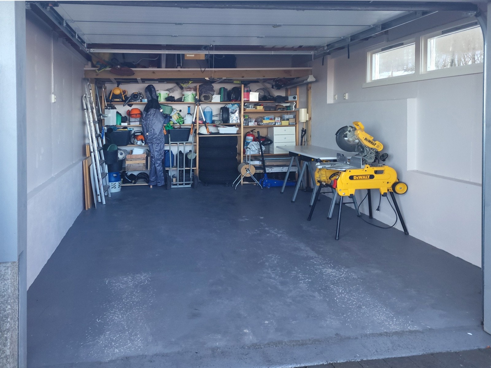 Garasjen - gode lagringsmuligheter på liten hems og over carport Galleribilde