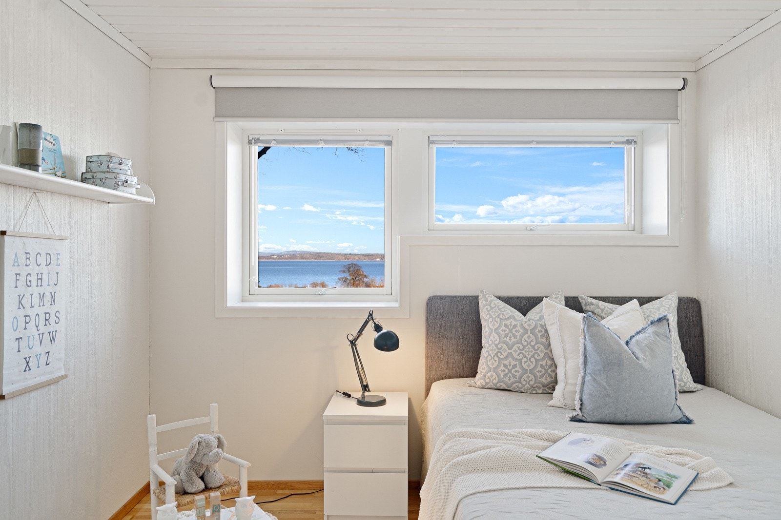 Soverommene i underetasjen har også nydelig sjøutsikt Galleribilde