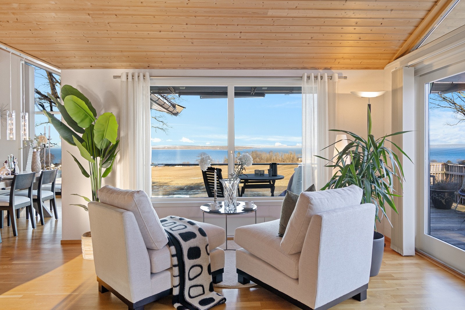 Godstolene er stratsgisk plassert ved vindene og vendt mot sjøen Galleribilde