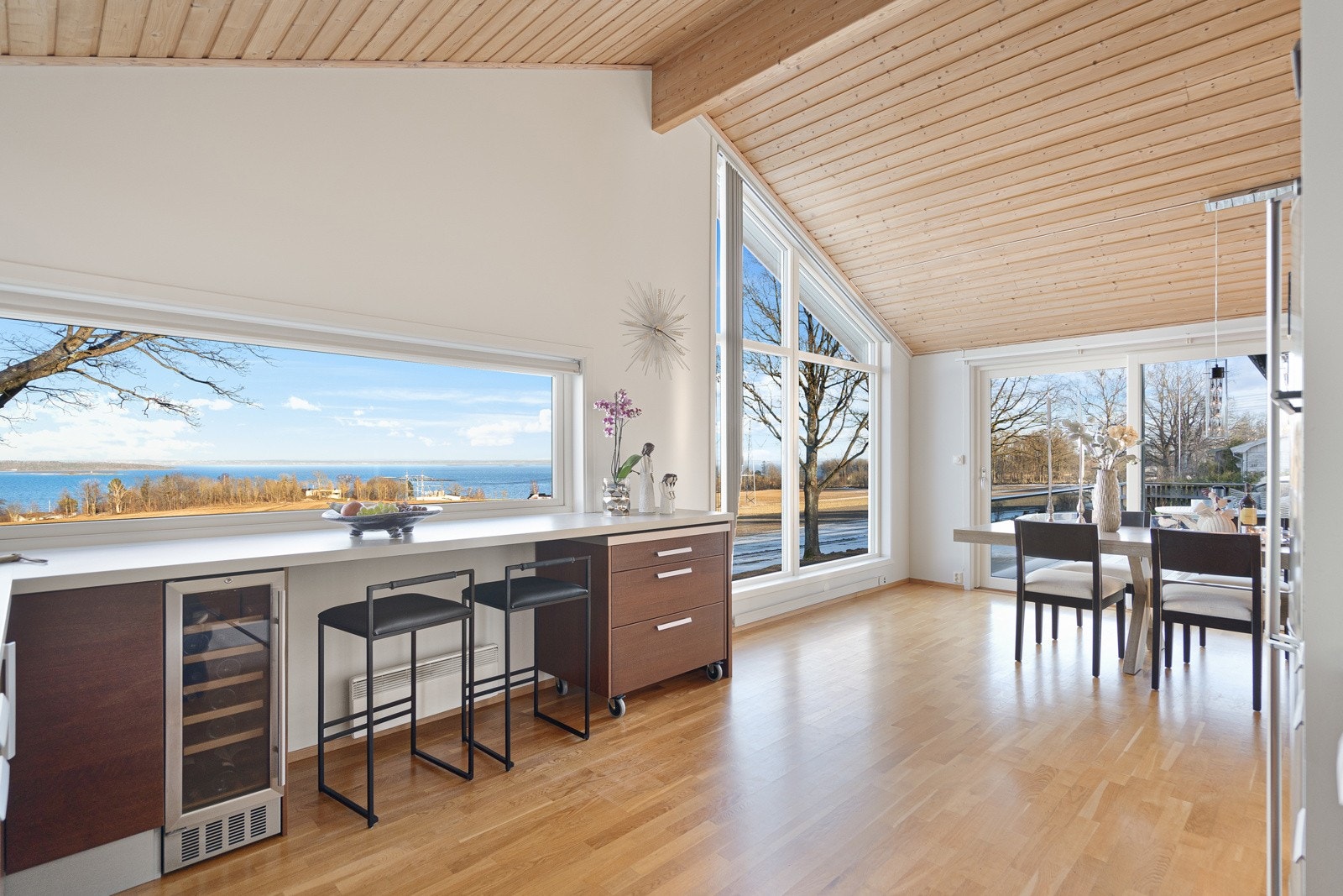 Store og fine vindusflater som bidrar til at det strømmer inn rikelig med herlig lys Galleribilde