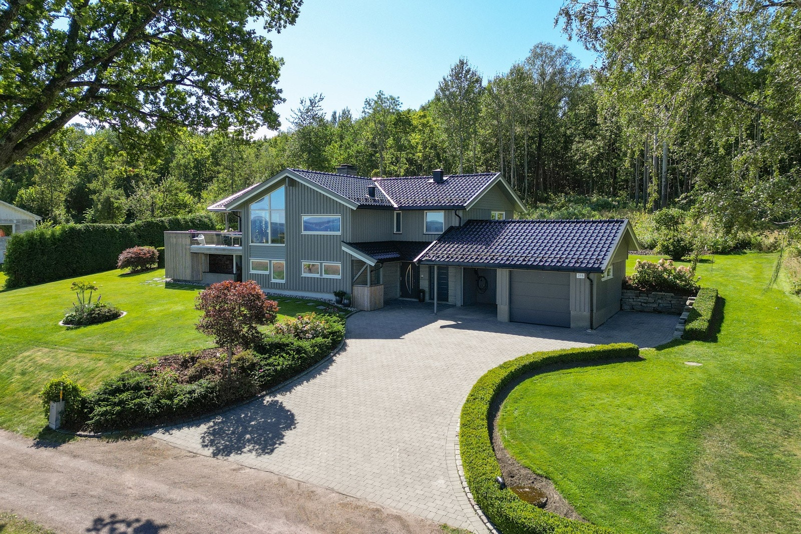 Hagen og innkjøringen ble totalrenovert i 2015 med nydelig beplantning og steinarbeider utført av anleggsgartner Galleribilde