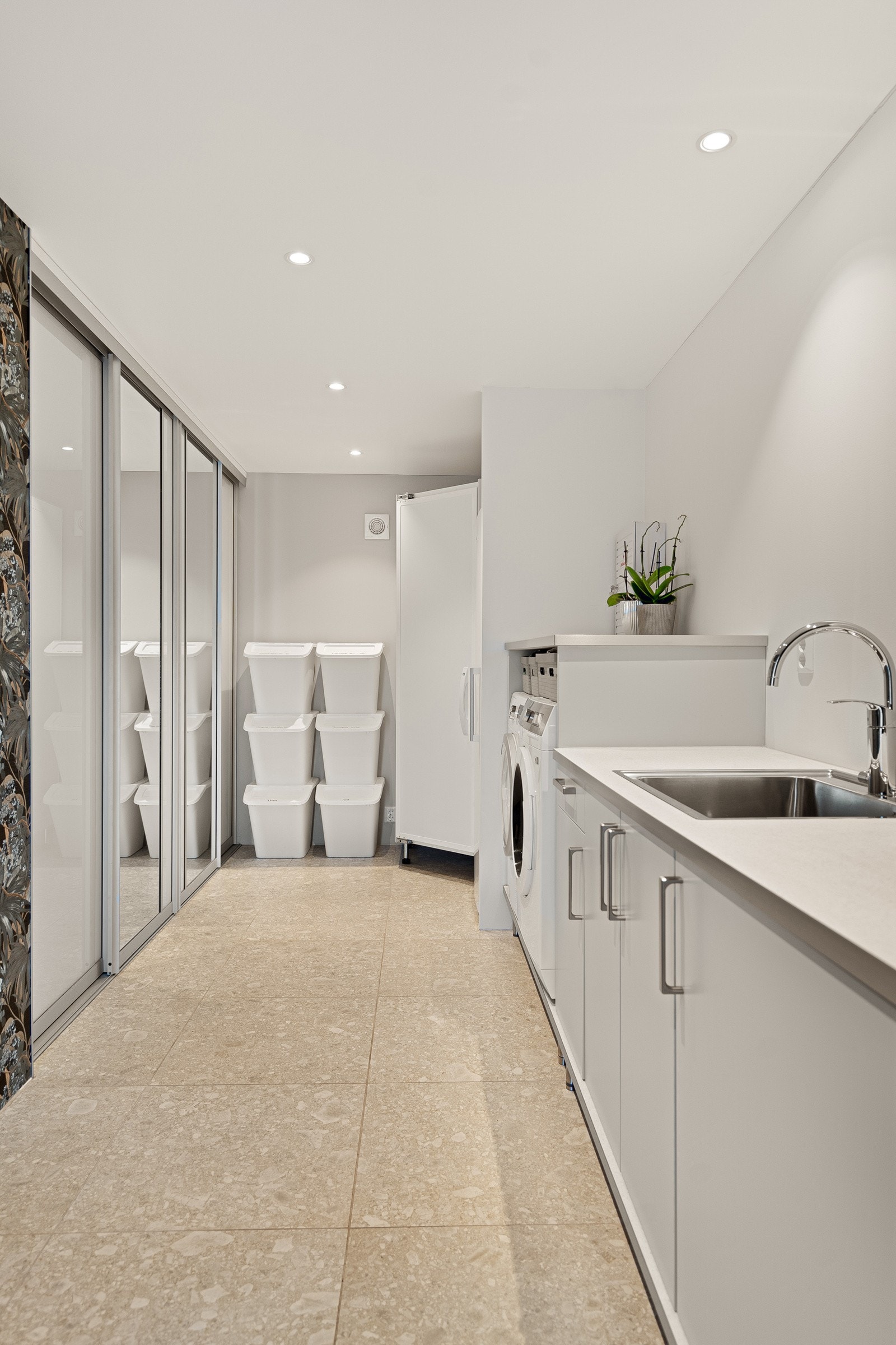 Stor og praktisk skyvedørsgarderobe samt nisje for vaskemaskin og tørketrommel Galleribilde