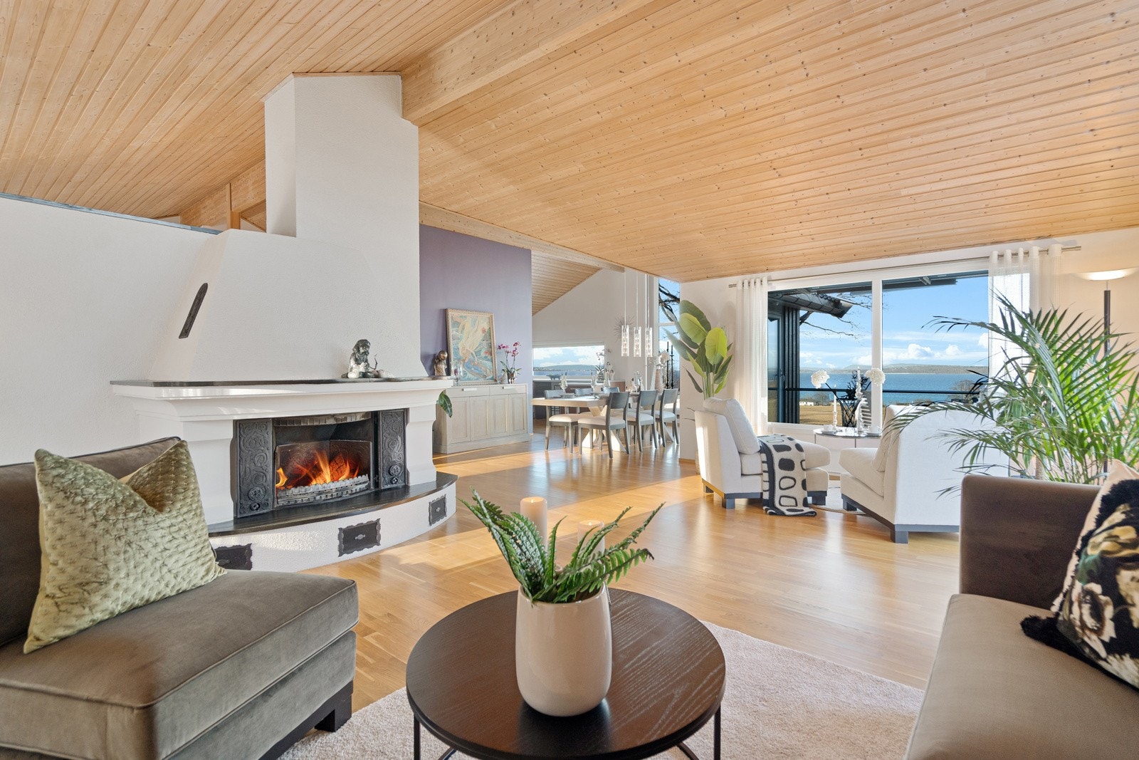 Stuen ligger i tilnytning til spiseplassen og kjøkkenet Galleribilde