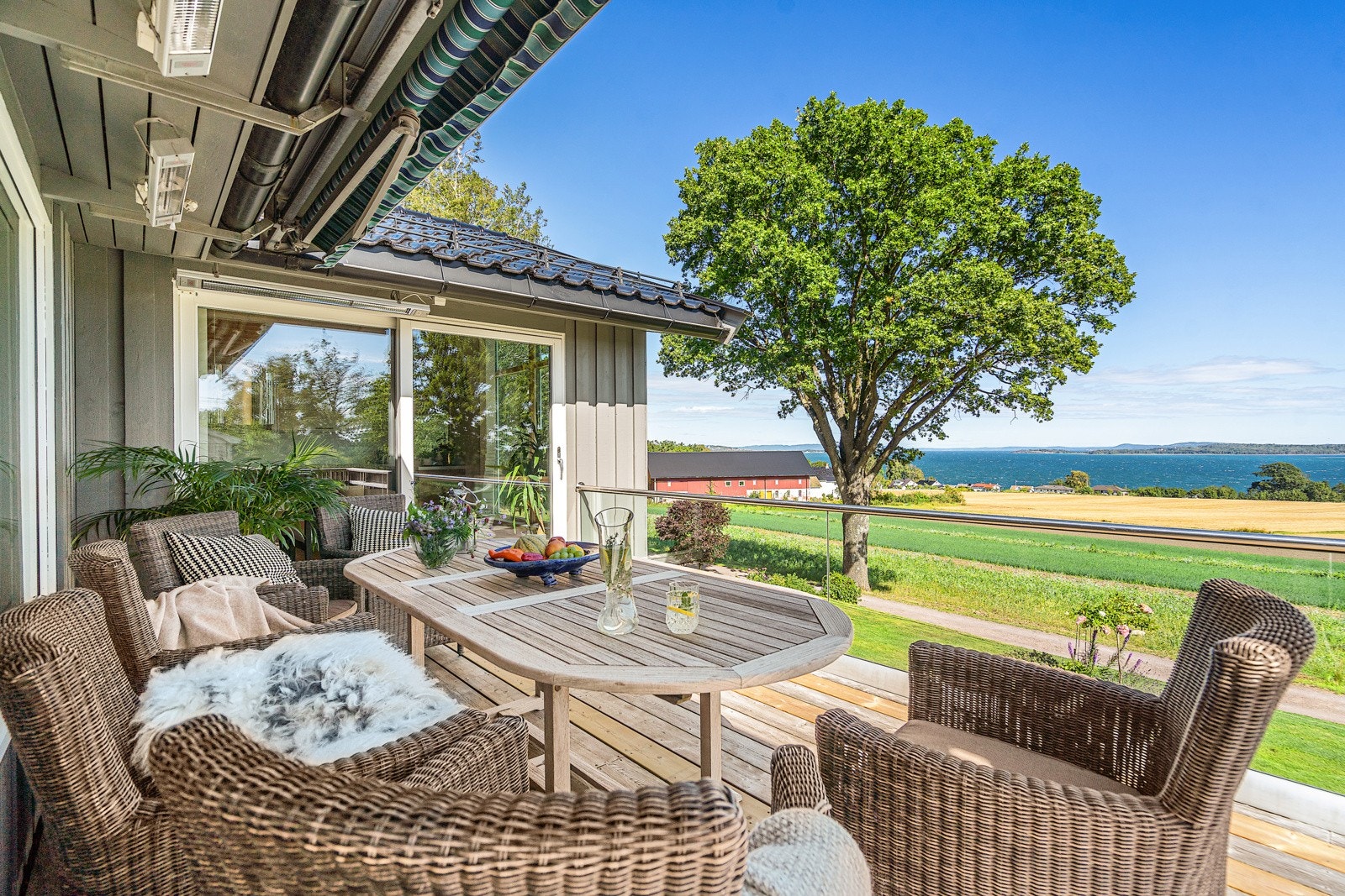 Hyggelig uteplass med direkte inngang til kjøkken/spisestue Galleribilde