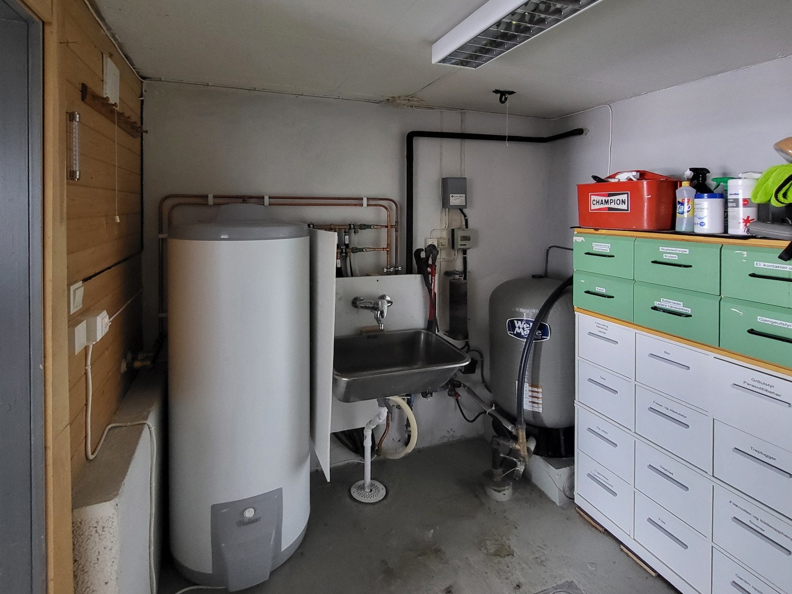 Bod/pumpehus med VV-bereder og trykktank, samt plass til verktøy Galleribilde