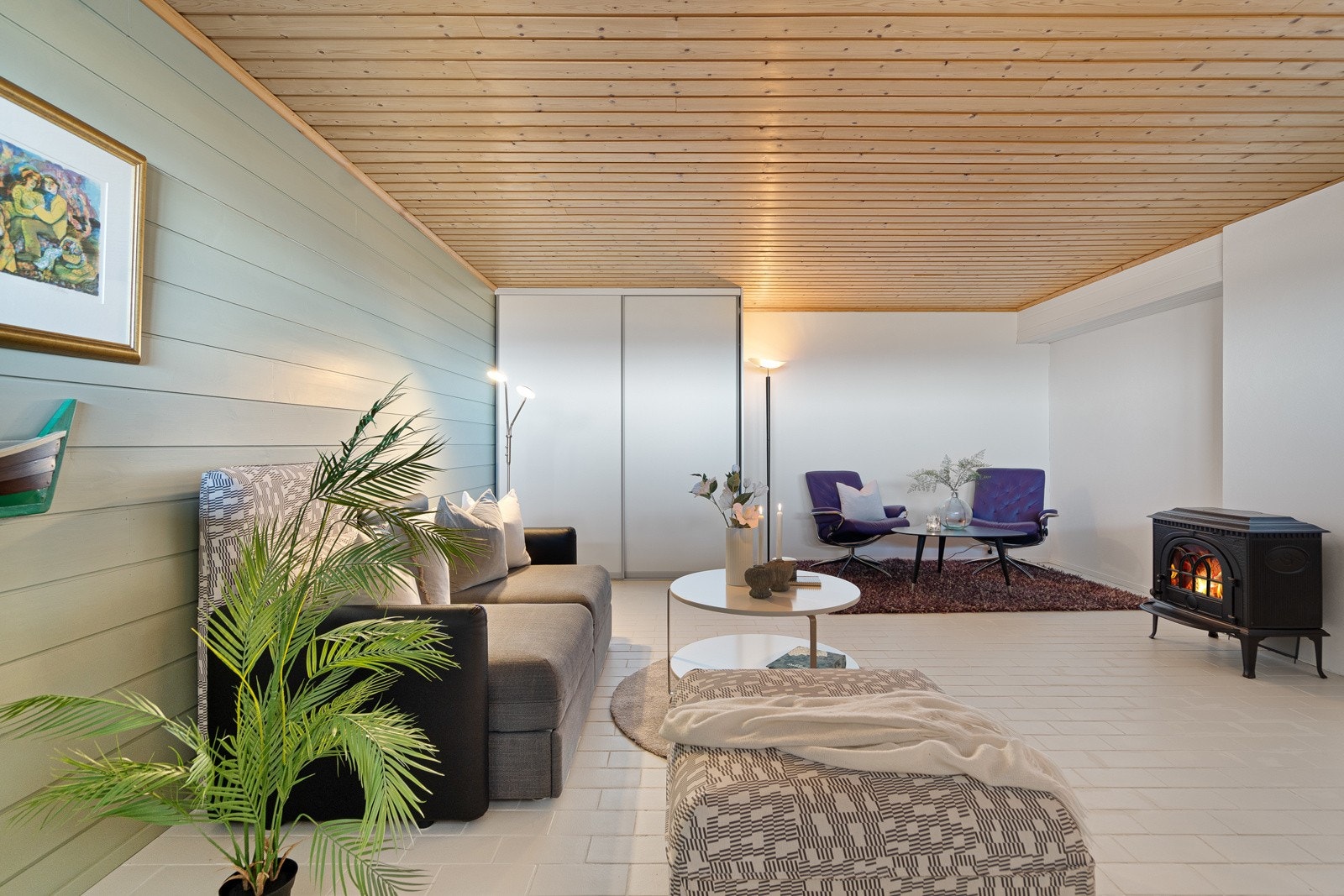 Det er innstallert vedovn i stuen Galleribilde