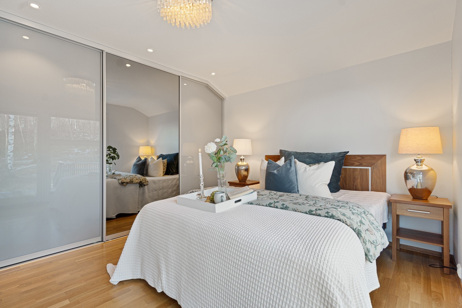 Hovedsoverommet har skyvedørsgarderobe Galleribilde