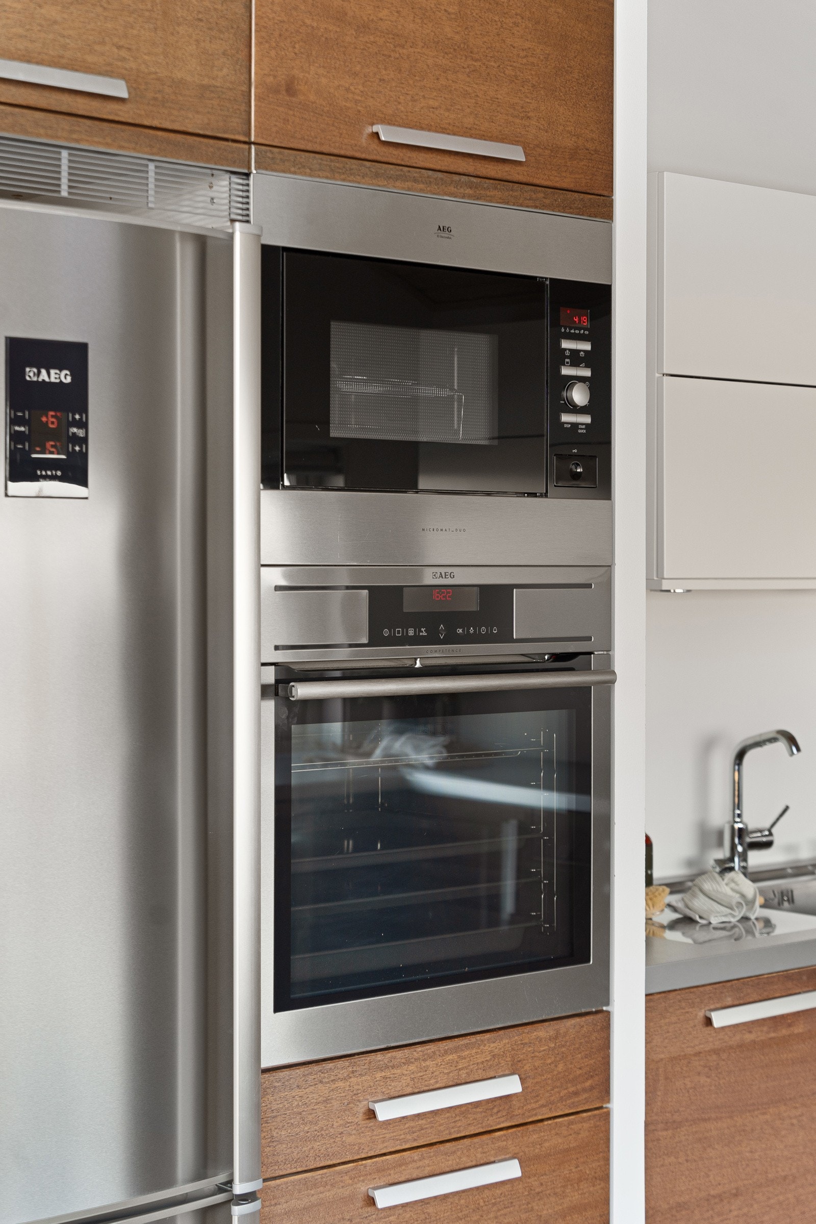 Integrerte hvitevarer som bla komfyr og micro i høyden Galleribilde